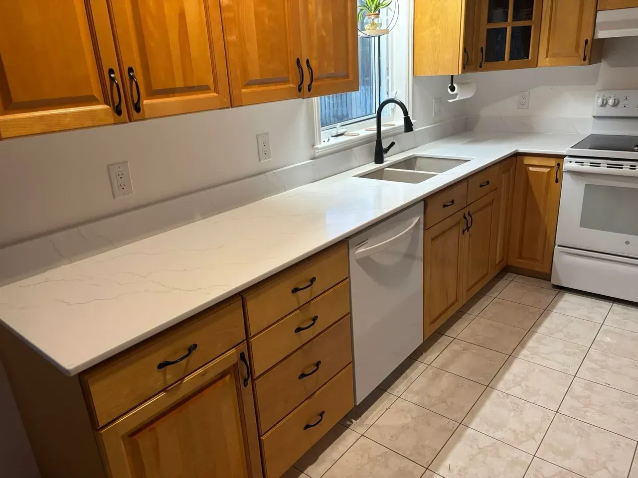White countertop and backsplash with oak cabinets